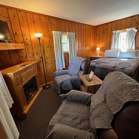 Cedars Motel Saint Ignace Exterior photo